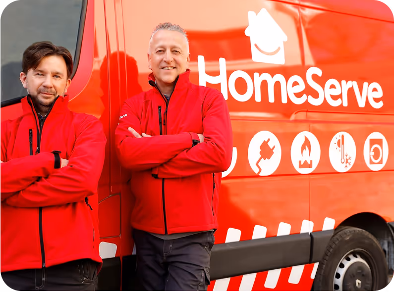 Zwei HomeServe Mitarbeiter angelehnt an Firmenwagen