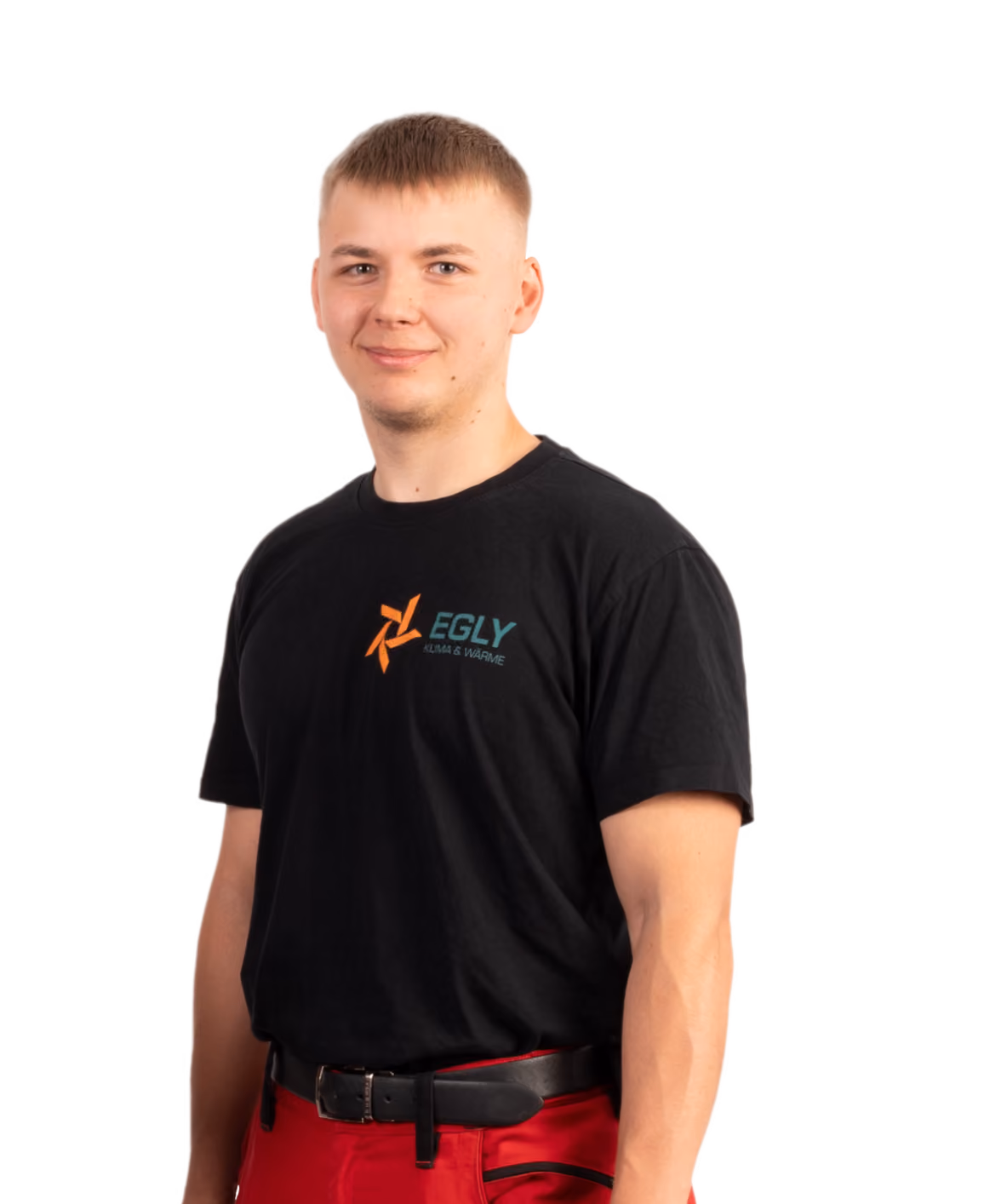 Porträt eines Mitarbeiters vor orangem Hintergrund.