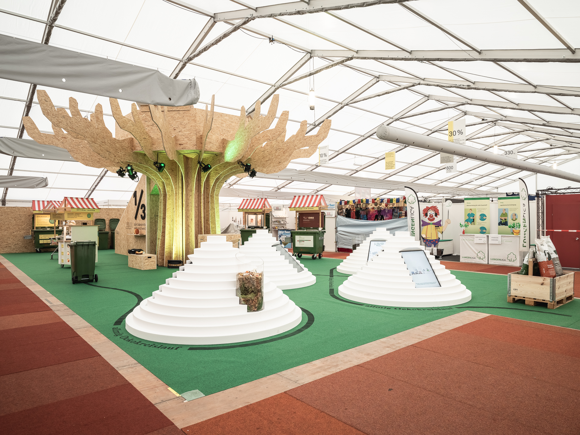 Baum Plattform und Styropor Kegel