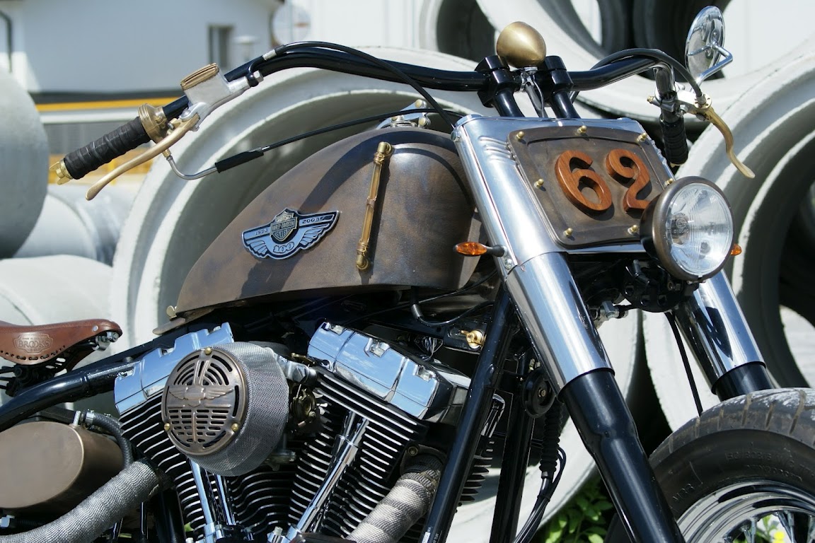 Bronze strukturiert und patiniert auf Diversen Teilen