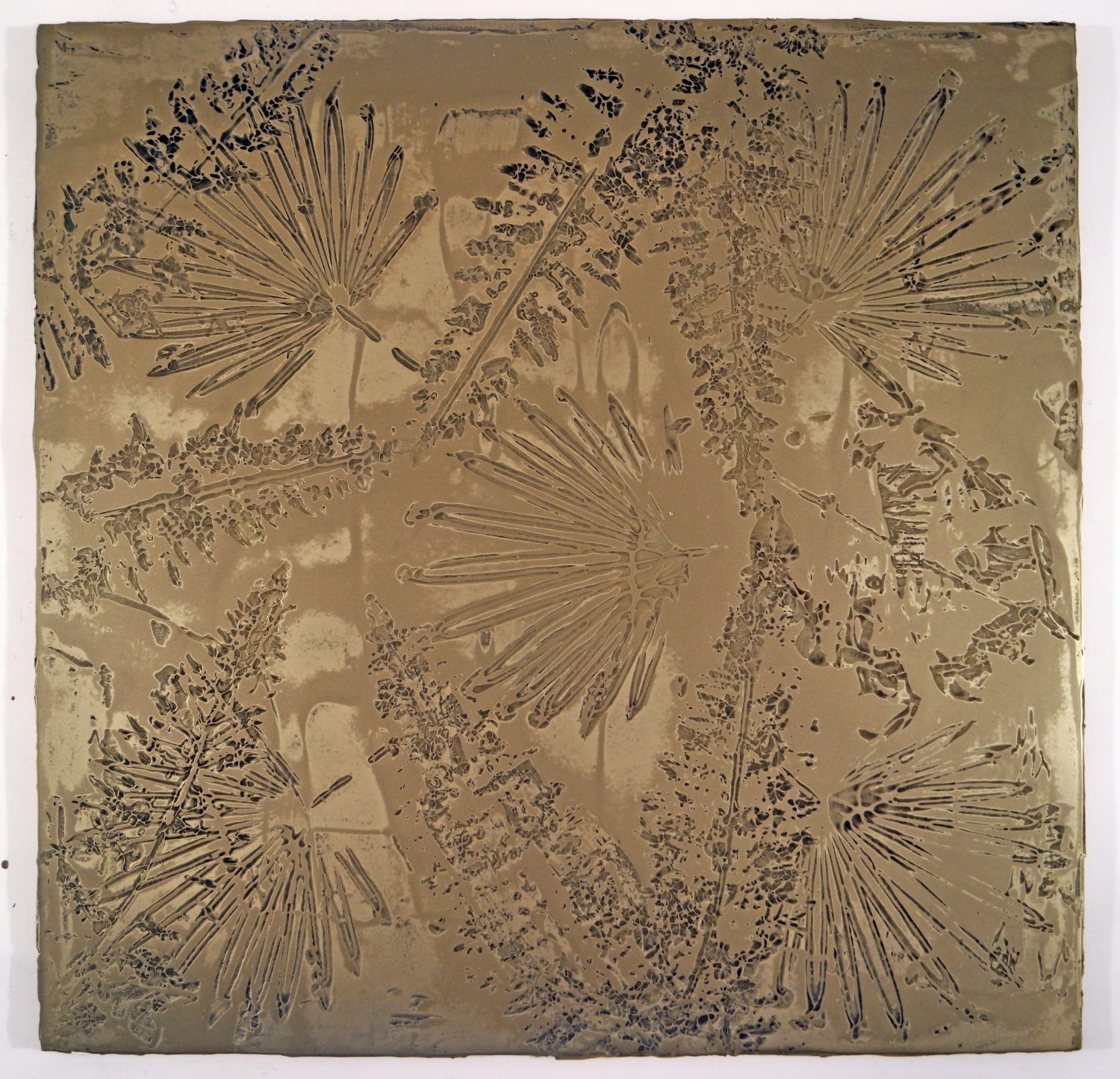 Messing mit Blätter Ornamenten patiniert