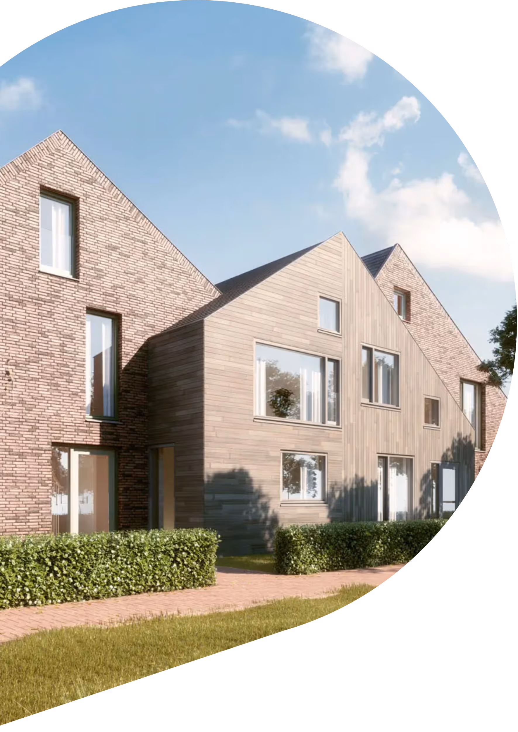 Zijgevel van een modern gebouw; hellend dak, houten gevelbekleding, bakstenen, veel ramen.