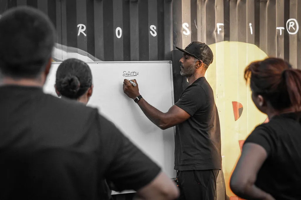 Coach qui écrit au tableau