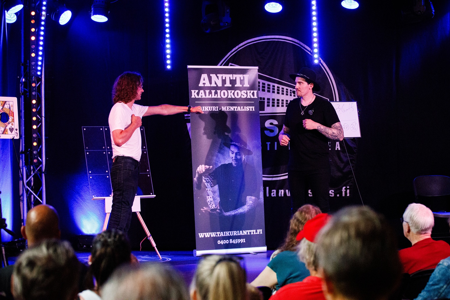 Taikuri Antti Kalliokoski esiintyy lavalla
