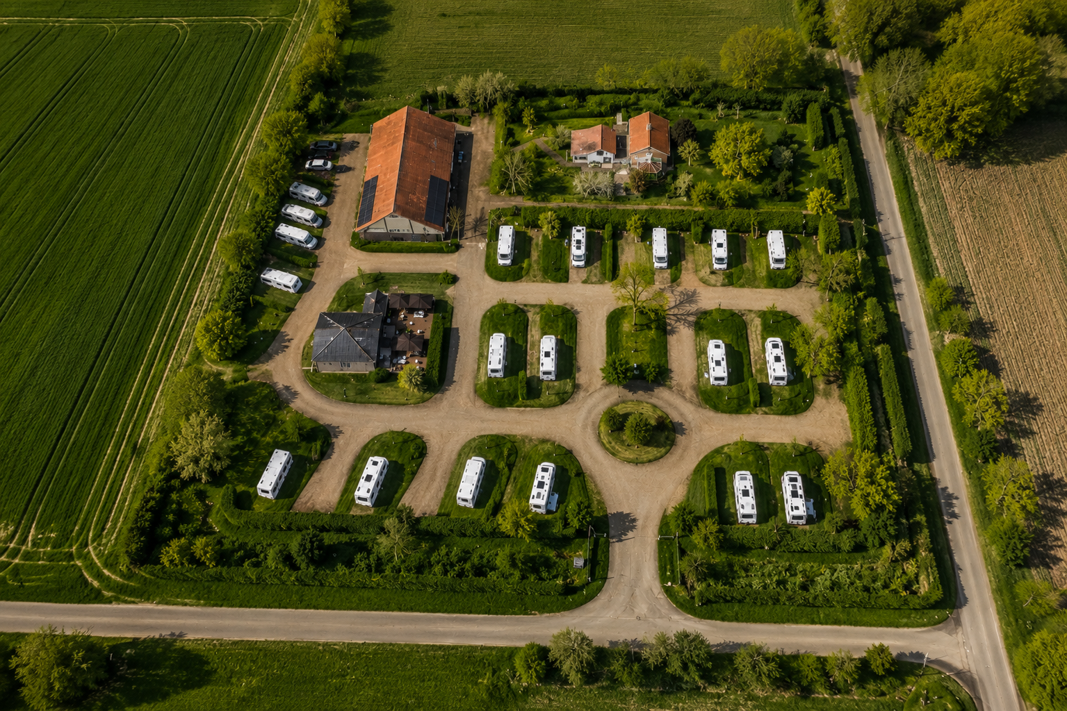 Luchtfoto van een camperplaats met campers