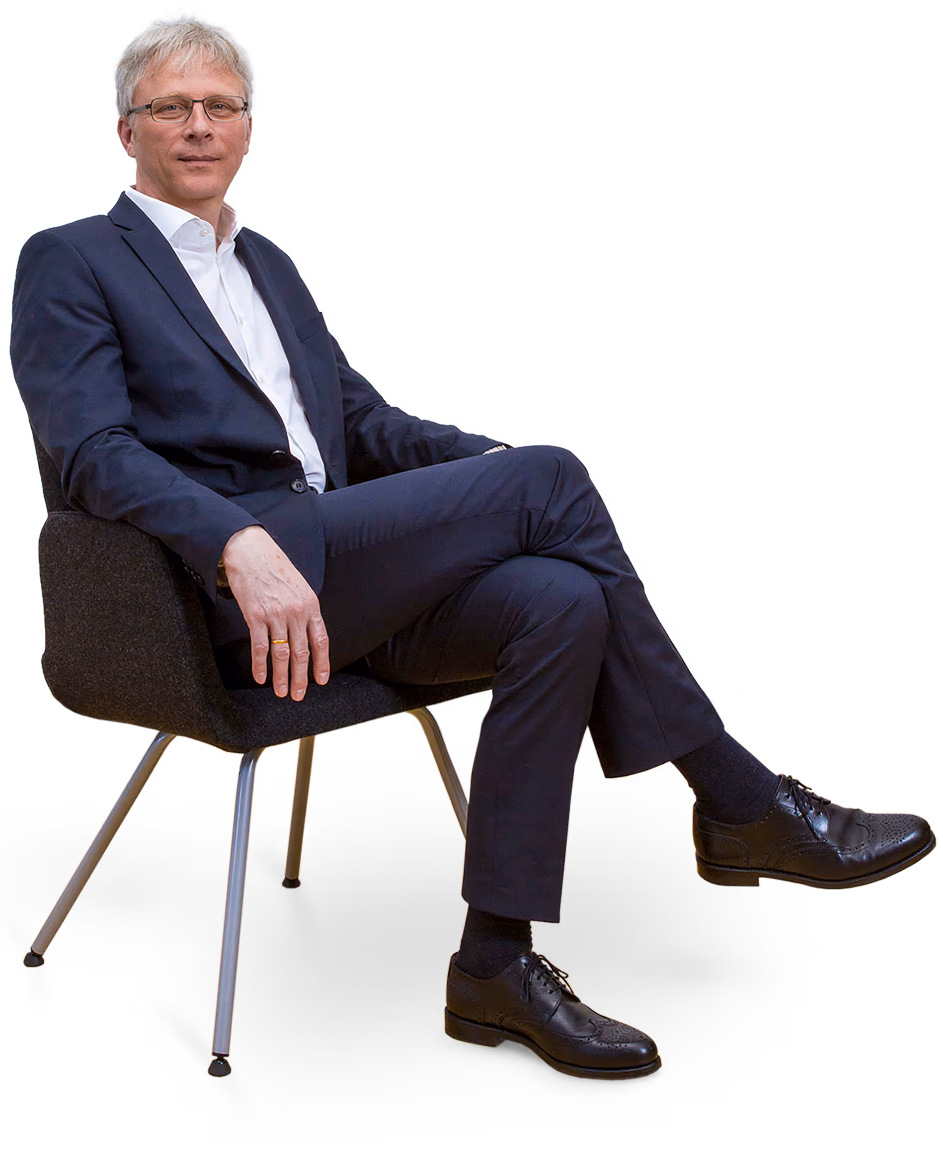 Dr. Thomas Jäger sitzt auf einem Stuhl