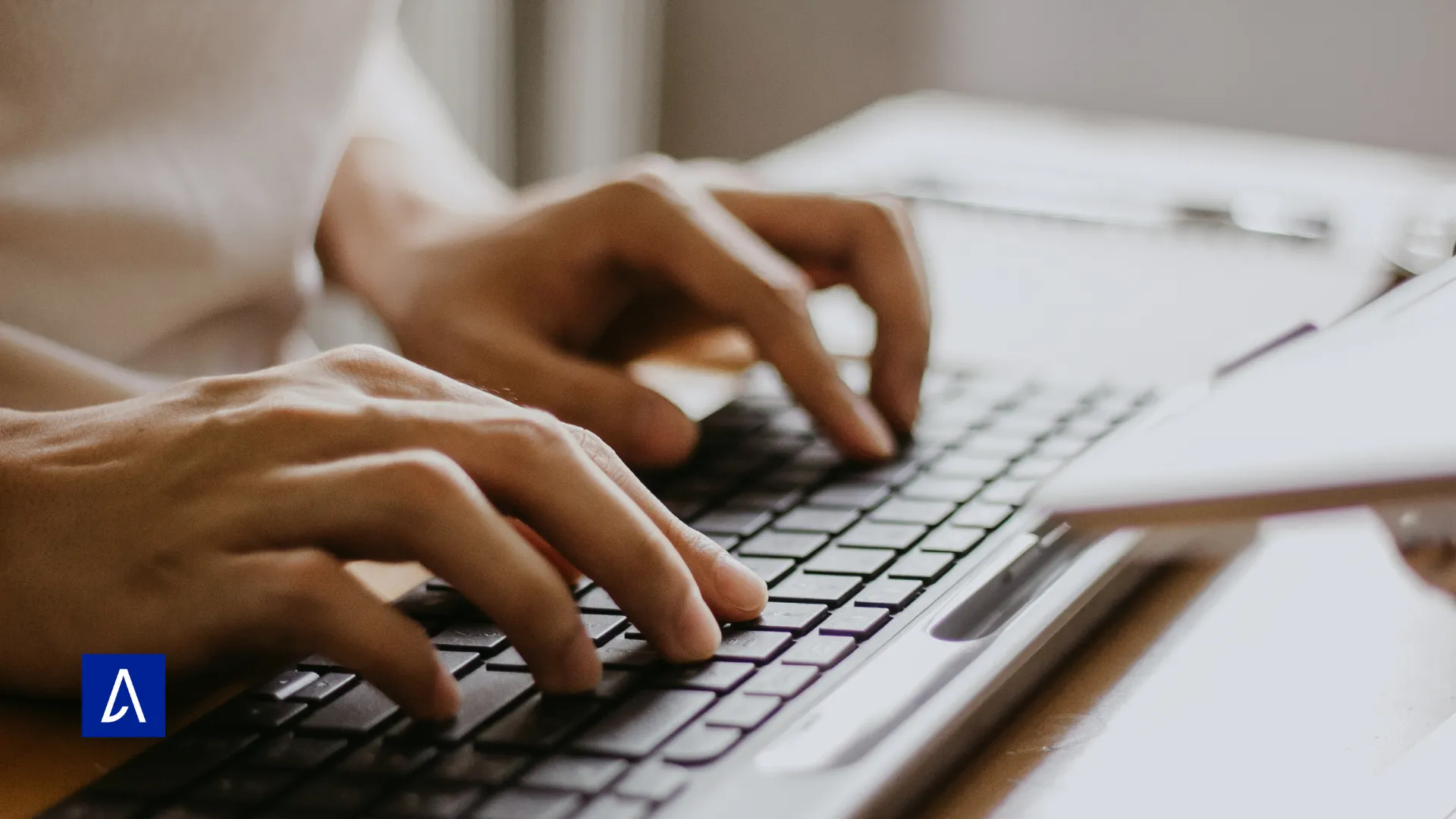 Personne tapant sur un clavier d’ordinateur pour utiliser des outils gratuits en ligne afin d’optimiser son copywriting.
