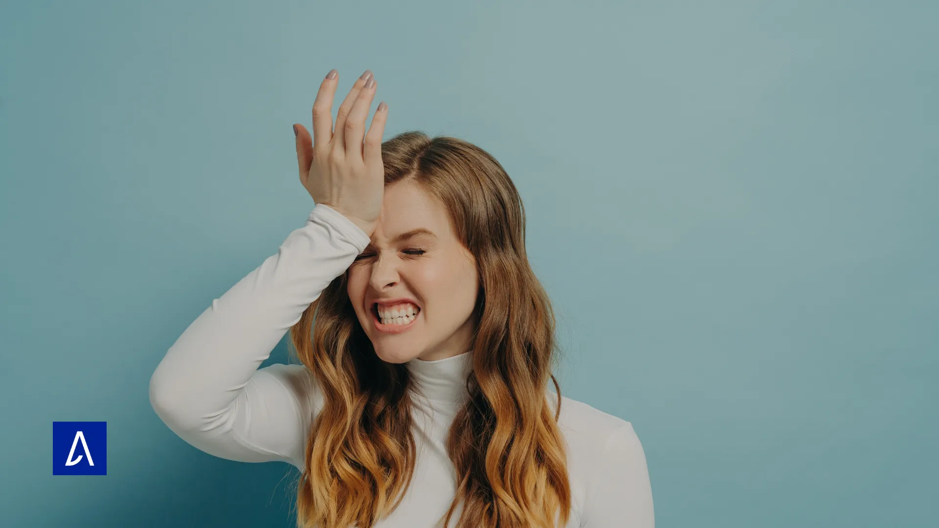 Femme se tenant le front avec une expression de frustration, représentant les erreurs fréquentes en écriture.