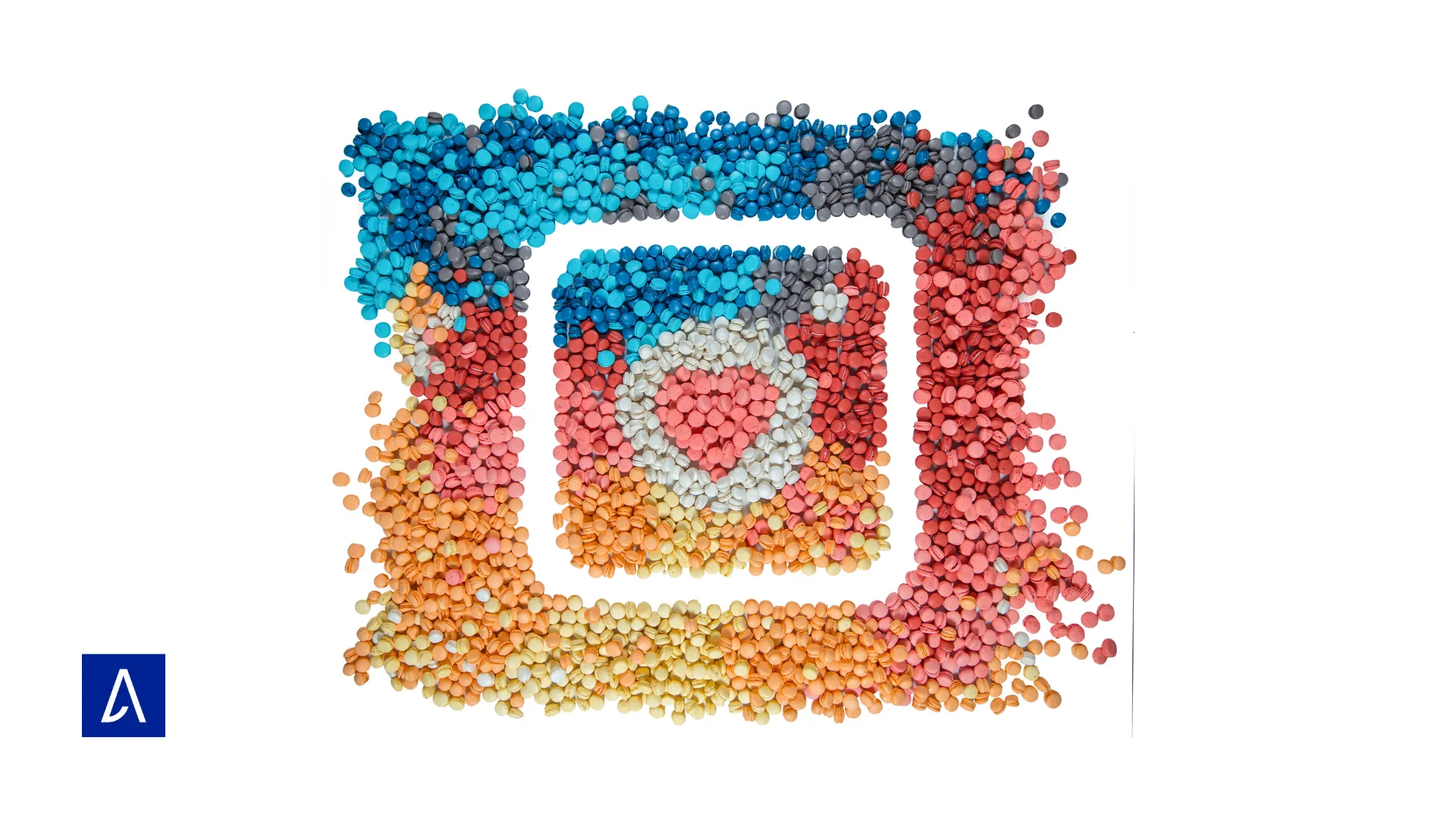 Logo Instagram composé de centaines de pastilles colorées, représentant l’impact visuel et créatif du réseau social.