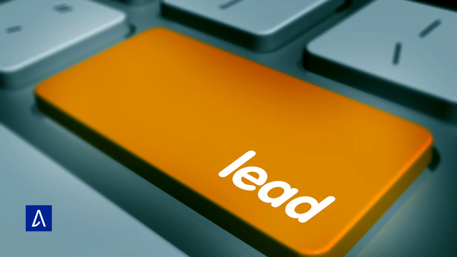 Clavier d’ordinateur avec une touche orange affichant le mot lead.