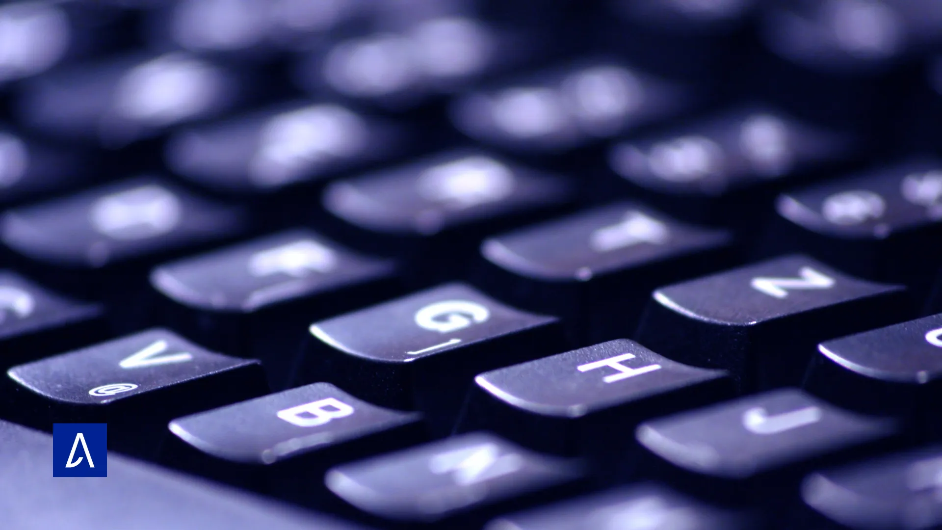 Clavier d’ordinateur en gros plan, touches noires avec lettres blanches.