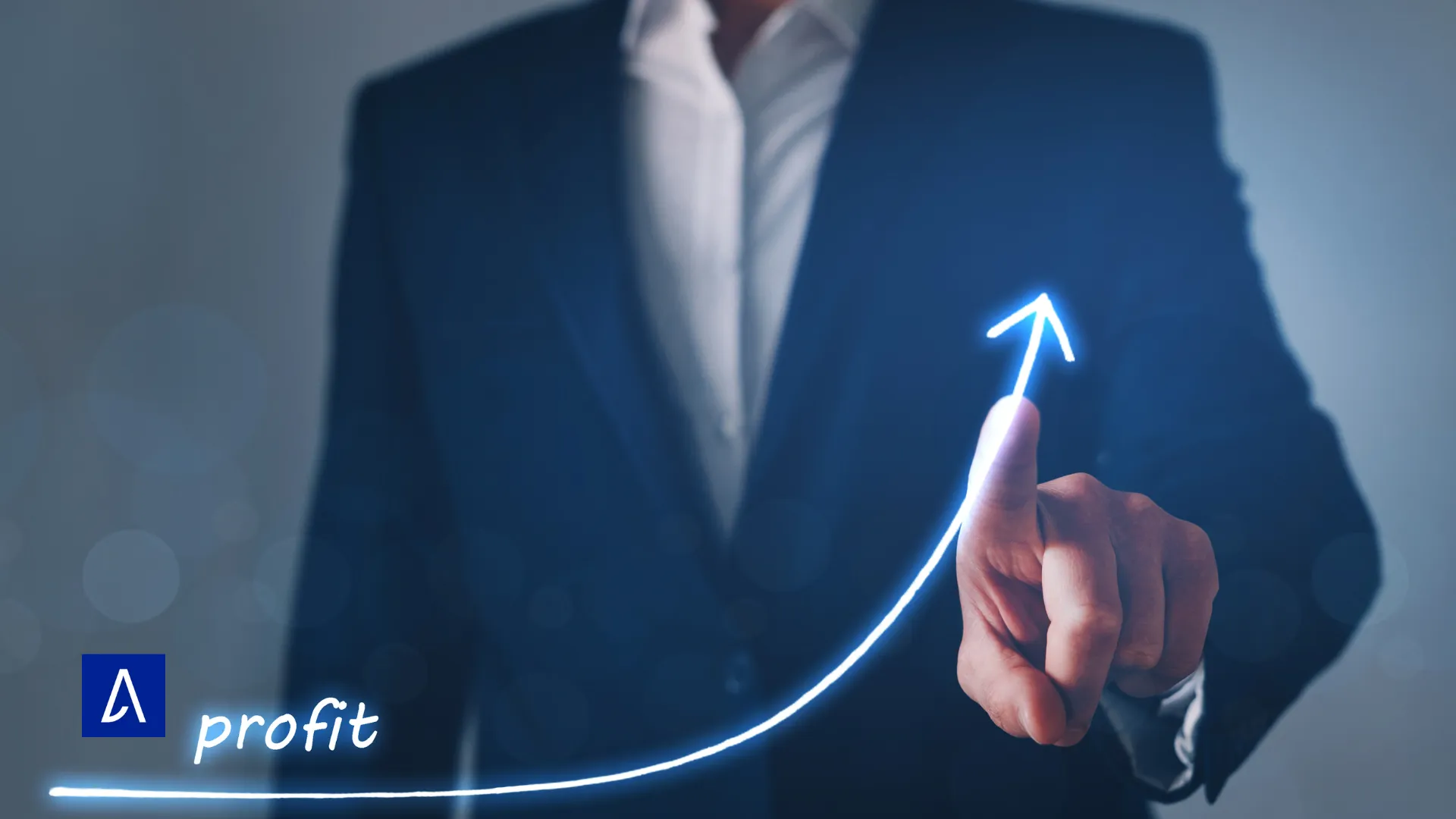 Homme en costume pointant une flèche bleue ascendante symbolisant la croissance des profits.