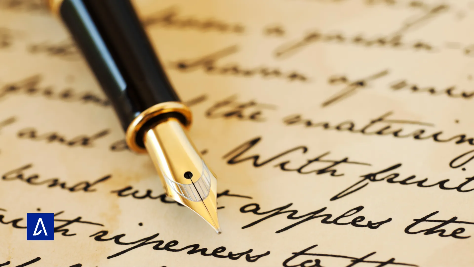 Stylo plume doré posé sur une page écrite à l’encre noire, symbolisant l’écriture manuscrite.