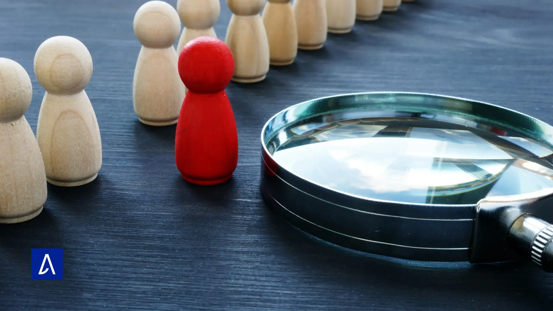 Mains s’accrochant à un grillage en métal sous un ciel gris, évoquant la notion de barrière ou de limite.