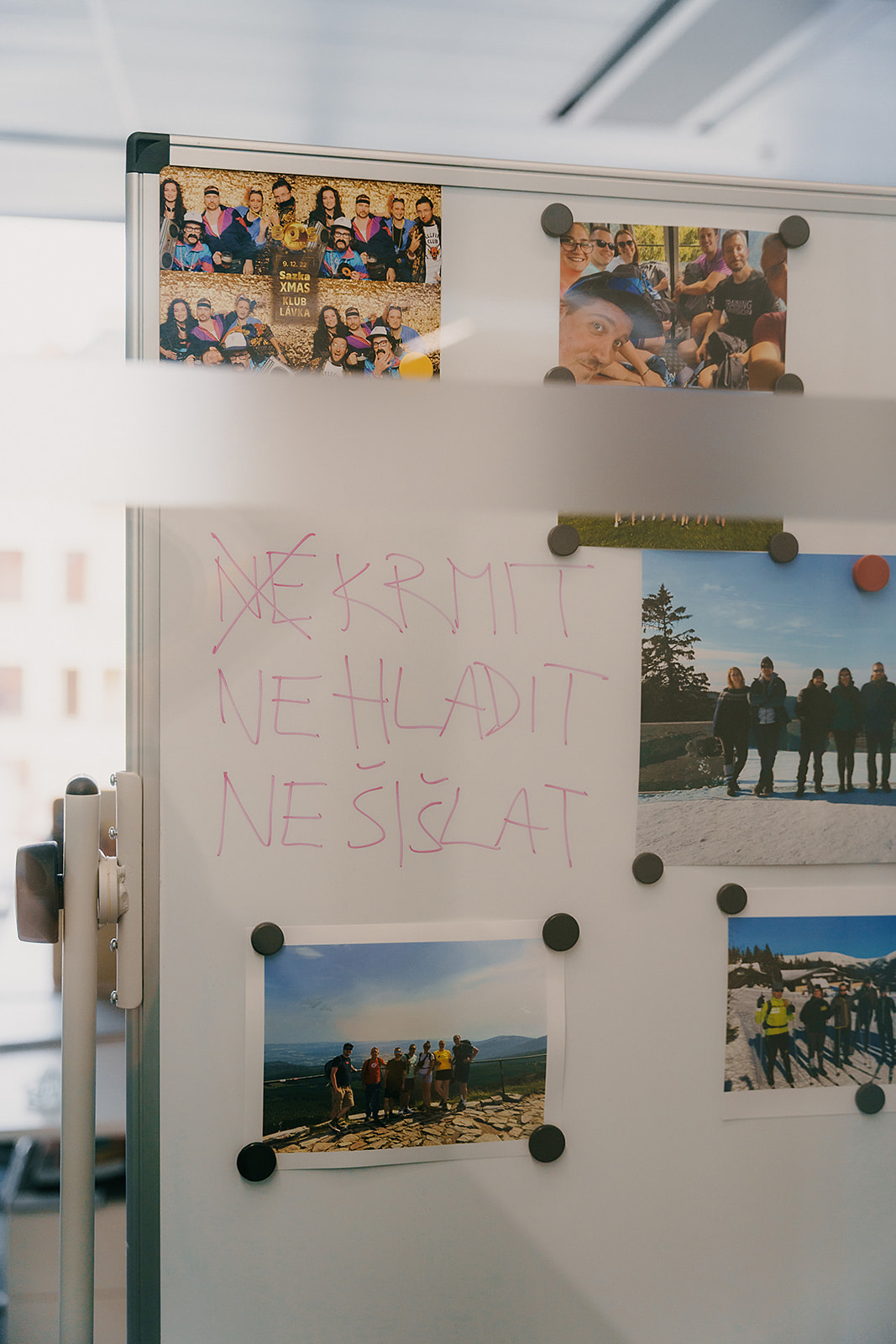 Fotografie z prostředí společnosti.