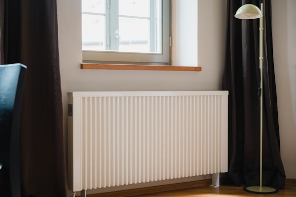 Elektrischer Heizkörper vor Fenster / electric heater in front of window