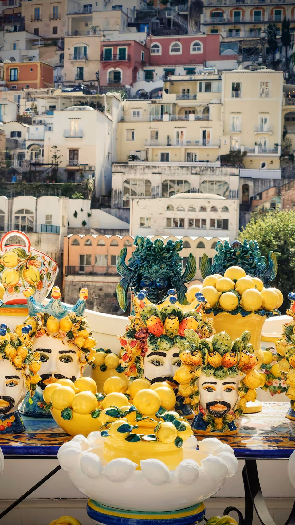 Image of a terrasse with a lot of decorative objects.