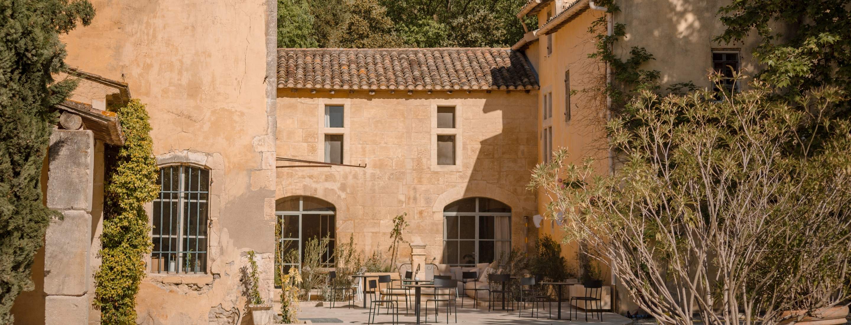 Facade of the Mas des Prêcheurs, in Tarascon in Provence, a stone building with authentic charm in a natural and peaceful setting.