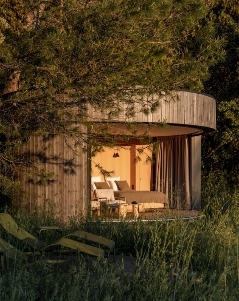Immersion Suite at the Mas des Prêcheurs hotel, in Tarascon in Provence, exterior view of the accommodation with its natural and peaceful setting.