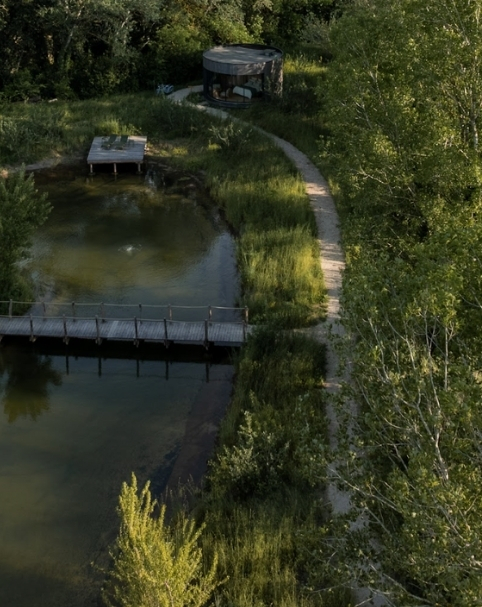 Path leading to the Immersion Suite at the Mas des Prêcheurs hotel, in Tarascon in Provence, view from above on access to the heart of nature.