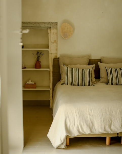 Double bed in the room of the hotel Mas des Prêchers, in Tarascon in Provence, cozy atmosphere and refined comfort.Prêcheurs 