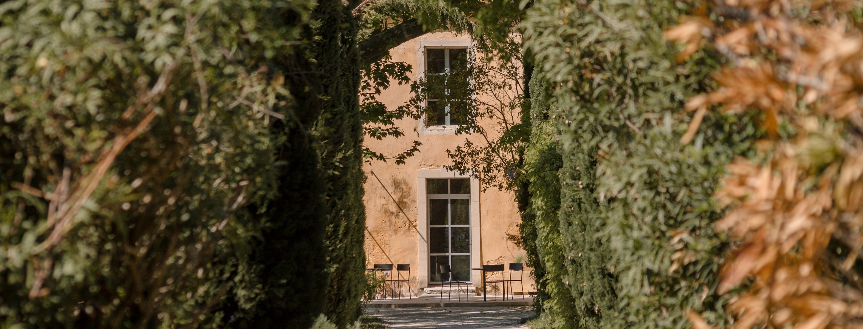 View of the facade of the Mas des Prêcheurs hotel, in Tarascon in Provence, a stone building with authentic charm in a natural setting.