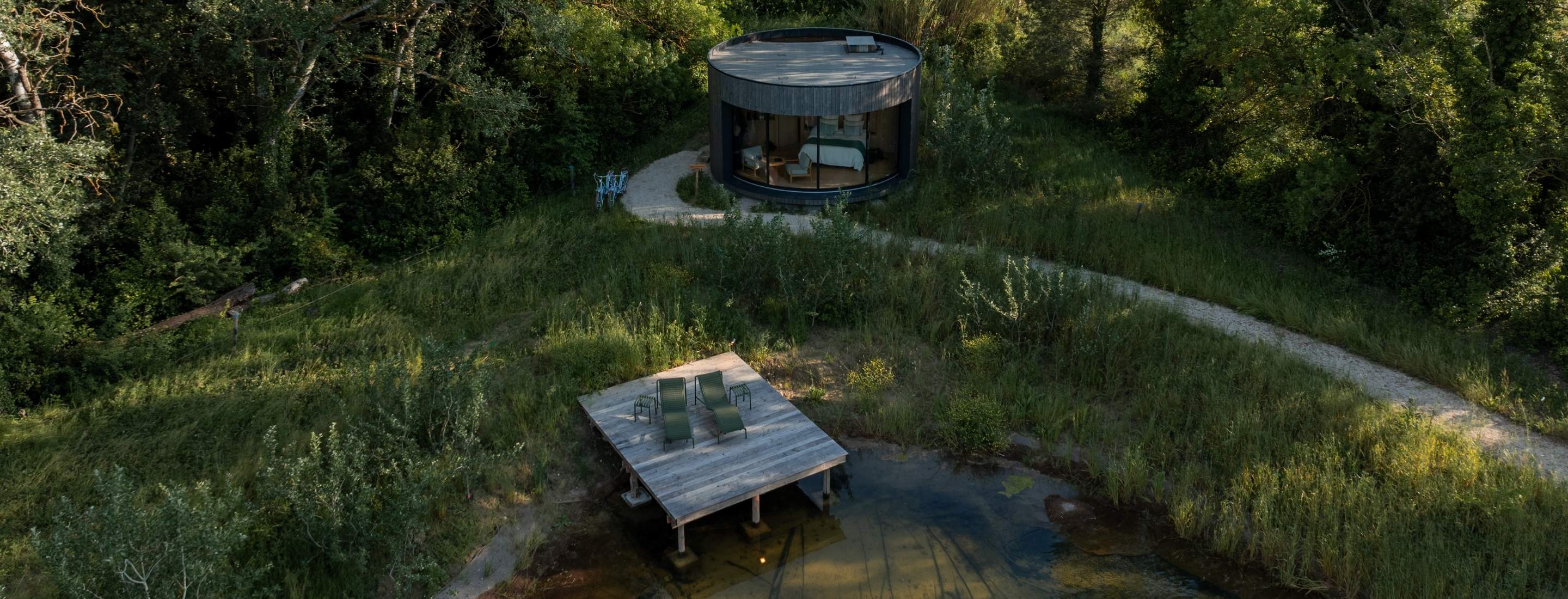 Vue du haut de la Suite Immersion du Mas des Prêcheurs, en Provence, hébergement au cœur de l’eau et de la nature dans un cadre paisible.