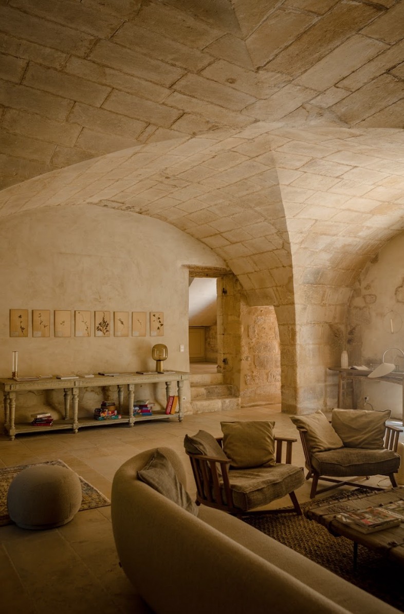 Canapé sous les voûtes en pierre du Mas des Prêcheurs, à Tarascon, salon chaleureux au charme authentique et élégant.
