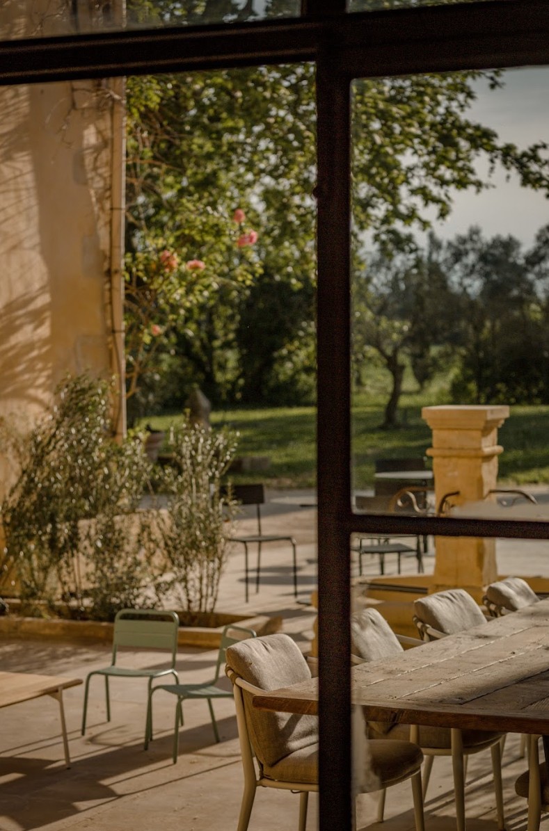 Terrasse du Mas des Prêcheurs avec mobilier de jardin, en Provence, espace extérieur convivial aménagé pour la détente.