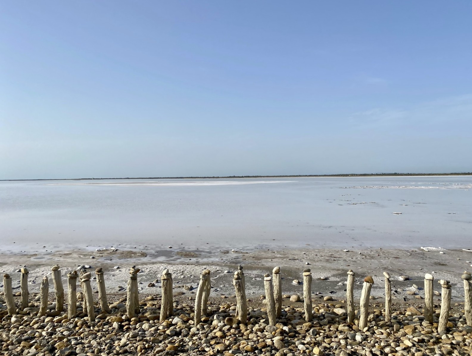 Mer près du Mas des Prêcheurs, en Provence, étendue d’eau paisible et paysage naturel baigné de lumière.