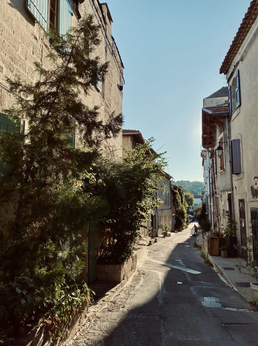 Village aux alentours du Mas des Prêcheurs, à Tarascon, ruelles et charme authentique au cœur de la Provence.