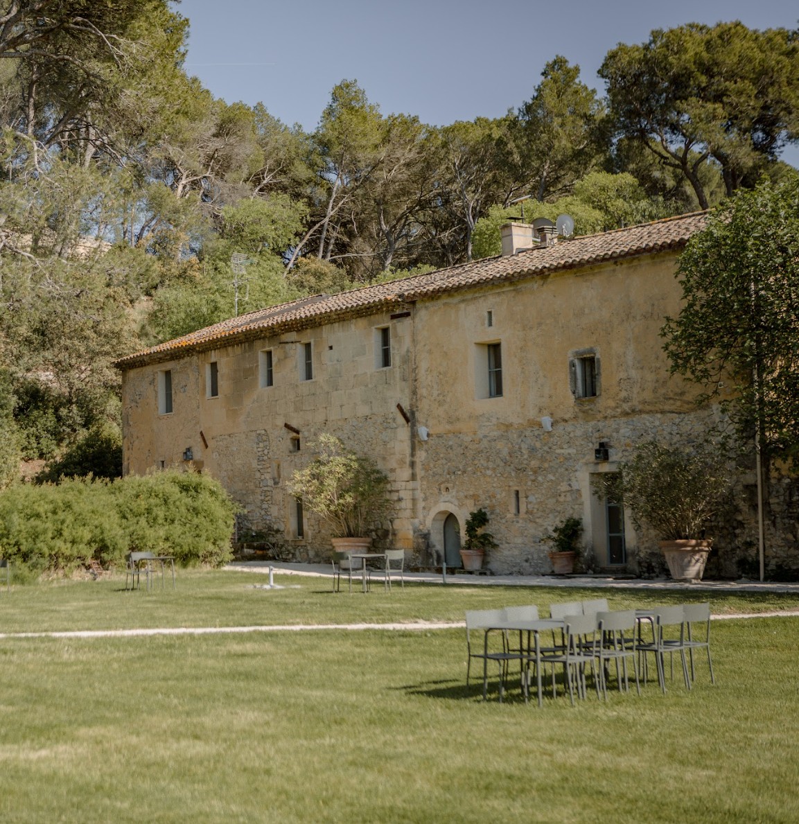 Façade du Mas des Prêcheurs, en Provence, bâtisse de caractère en pierre dans un environnement naturel et paisible.