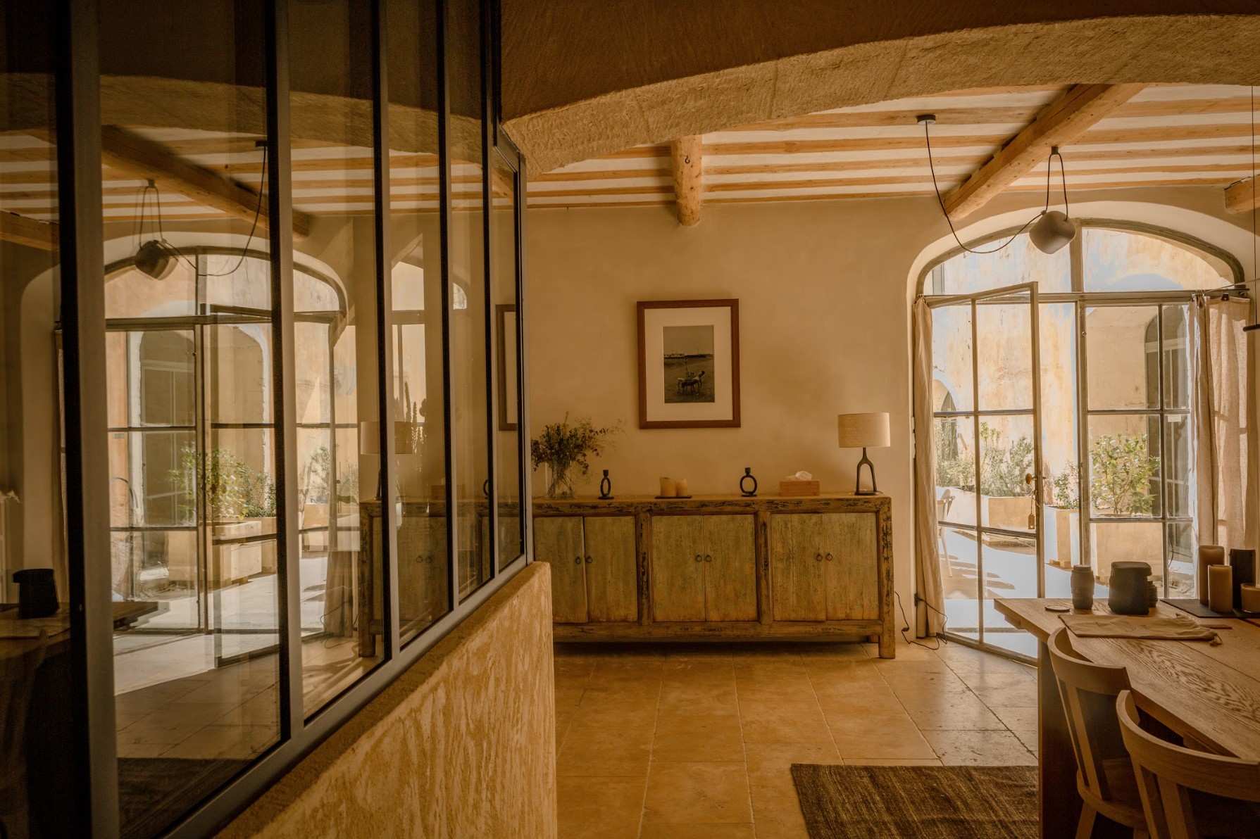 Intérieur du Mas des Prêcheurs, en Provence, décoration authentique et atmosphère chaleureuse dans une bâtisse de caractère.