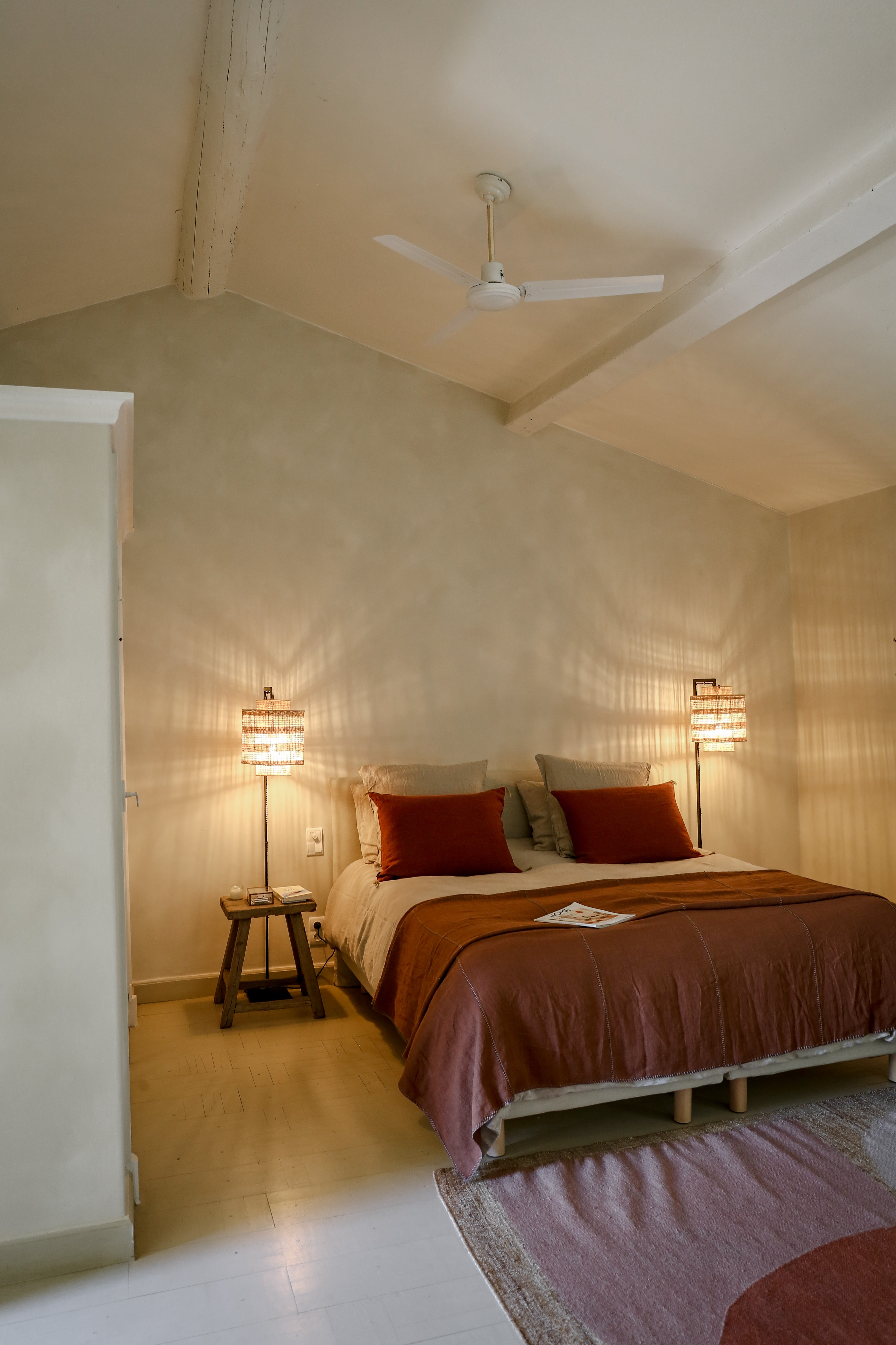 Double bed in the room of the hotel Mas des Prêcheurs, in Tarascon in Provence, tasteful furniture and a relaxing atmosphere.