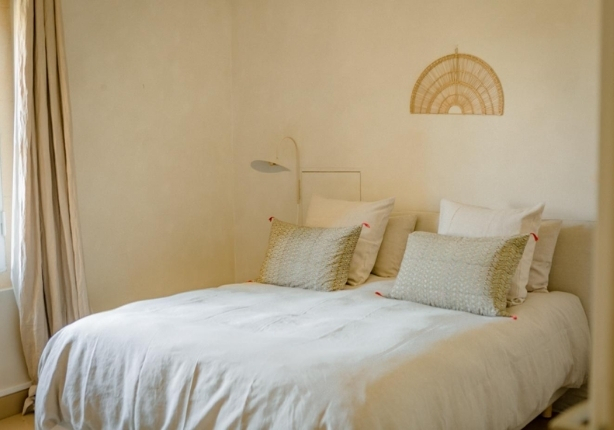 Double bed in the superior room of the hotel Mas des Prêcheurs, in Tarascon in Provence, elegant atmosphere and refined comfort.