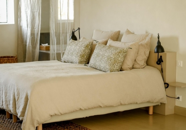 Double bed in the suite of the hotel Mas des Prêcheurs, in Tarascon in Provence, elegant room with refined comfort.