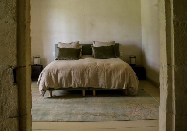 Double bed in the Junior Suite at the Mas des Prêcheurs hotel, in Tarascon in Provence, bright room with elegant style and refined comfort.