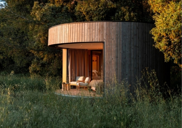 Exterior view of the Immersion Suite at the Mas des Prêcheurs hotel, in Tarascon in Provence, accommodation located on the water in a natural and peaceful setting.