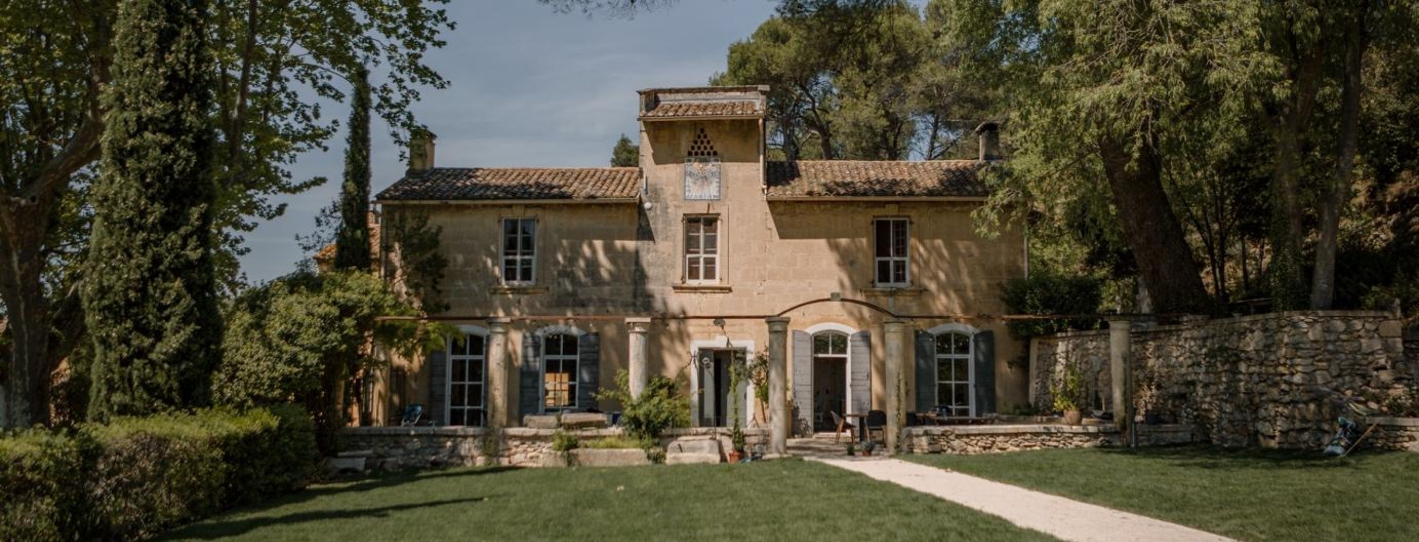 Façade du Mas des Prêcheurs avec jardin, dans les Alpilles, maison de charme entourée d’un extérieur verdoyant et soigné.