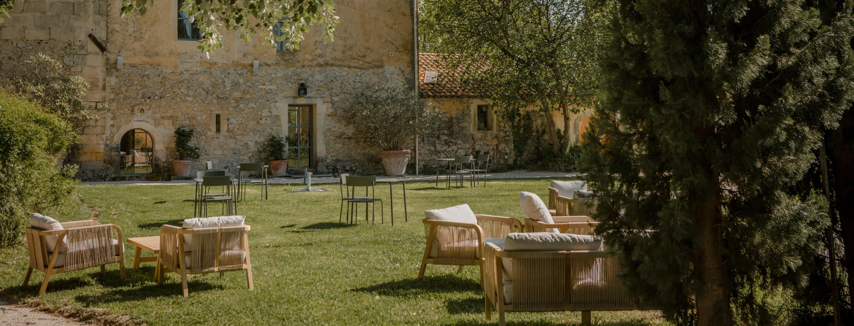 Outdoor terrace with furniture from the Mas des Prêcheurs hotel, in Tarascon in Provence, a space designed to relax in a natural setting.