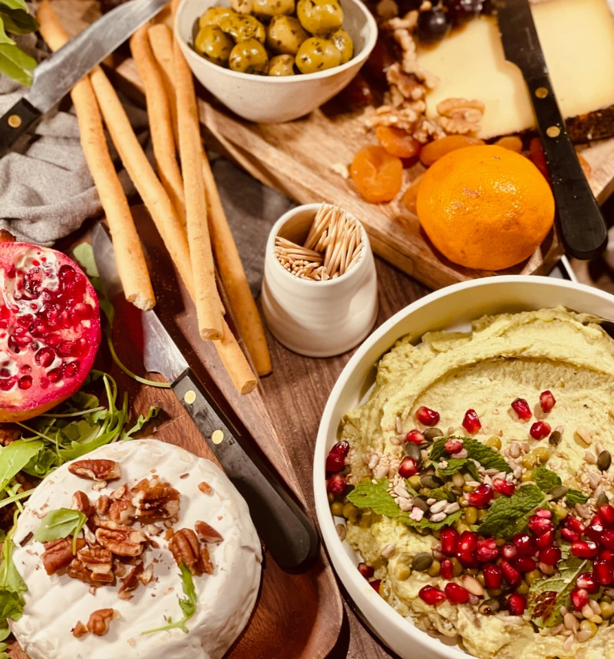 Aperitif at the hotel Mas des Prêcheurs, in Tarascon in Provence, a convivial moment around drinks and appetizers in a warm setting.