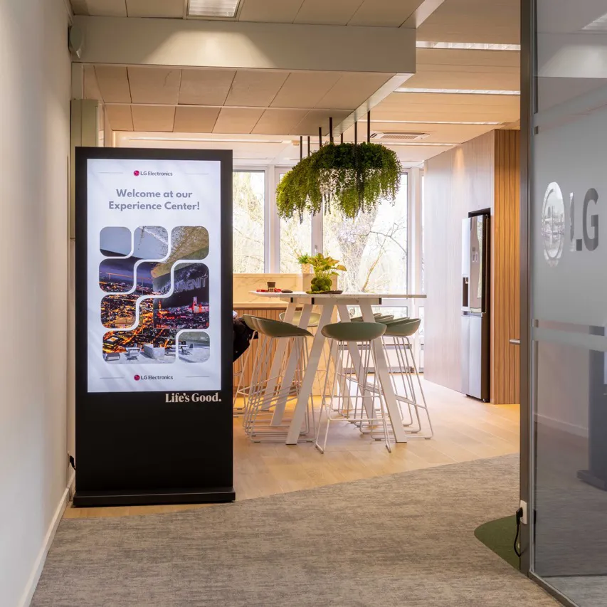 Connectify | Digital signage Impress55 indoor signage op wieltjes