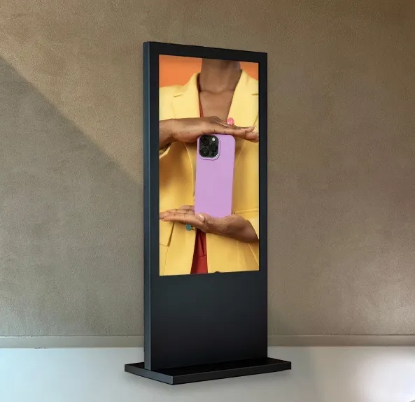 Connectify | Digital signage Impress55 totem single sided met gepersonaliseerde backplate