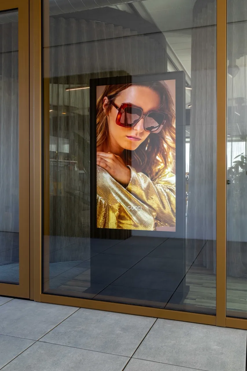 Connectify | Digital signage Impress55 totem voor in de etalage