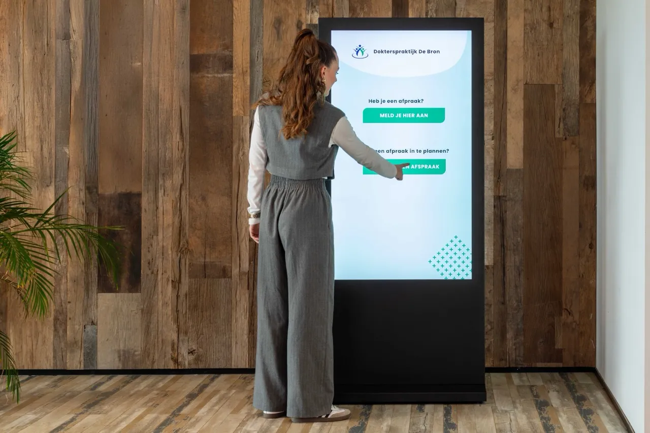 Connectify | Digital signage Impress55 totem met touch screen