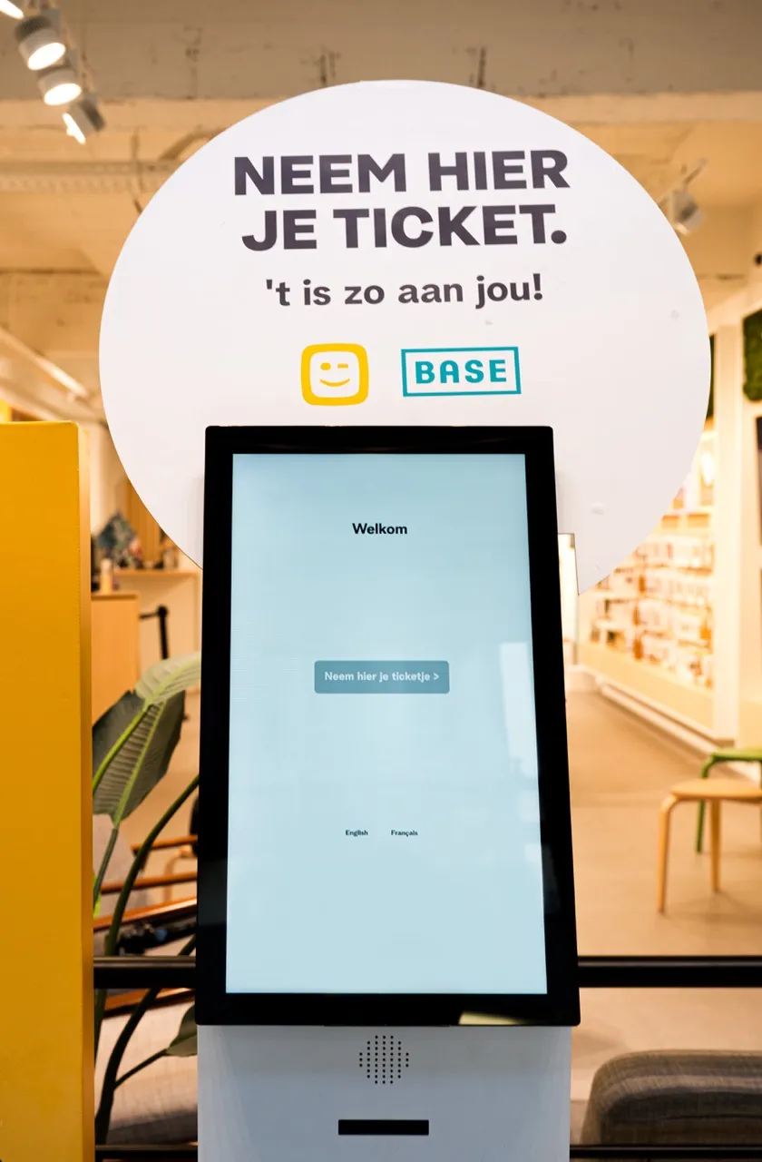 Connectify | Digital signage Ticketing kiosk