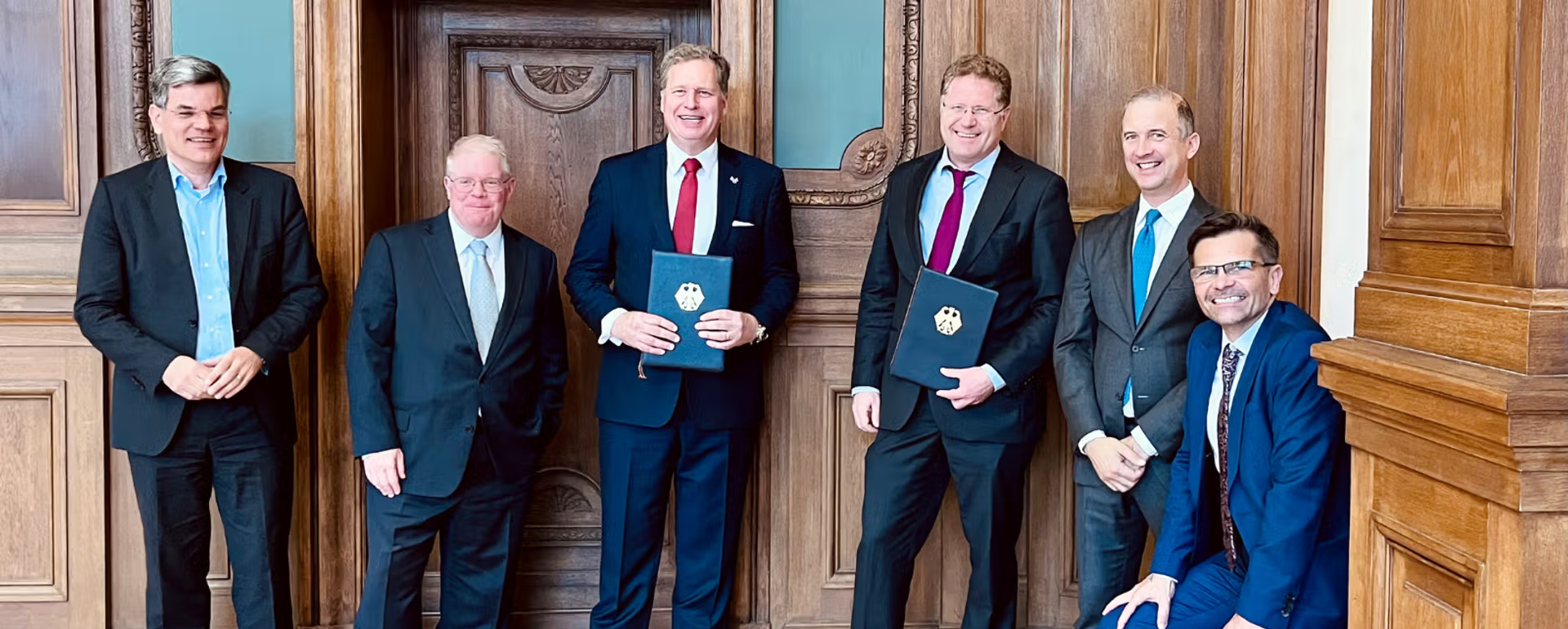 Representatives at the signing of the chartering contract for Germany’s fifth FSRU, supporting LNG import capacity in Wilhelmshaven.
