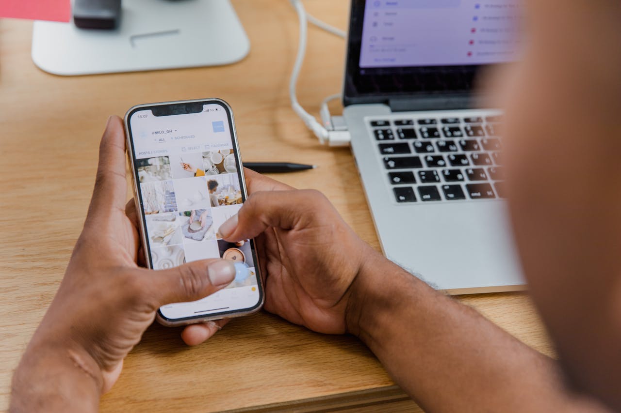 personne en train de naviguer sur mobile