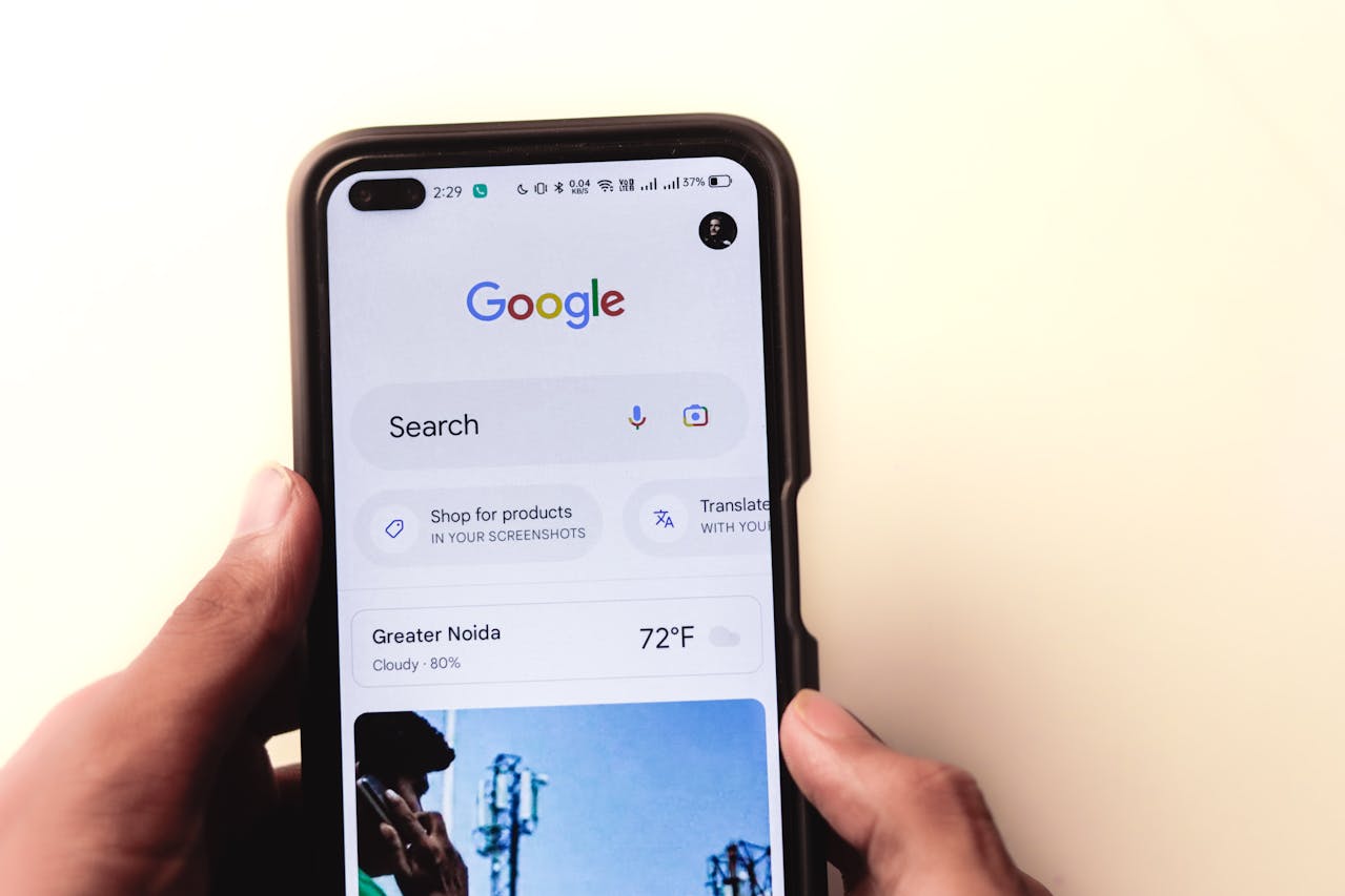 écran de smartphone sur une recherche google
