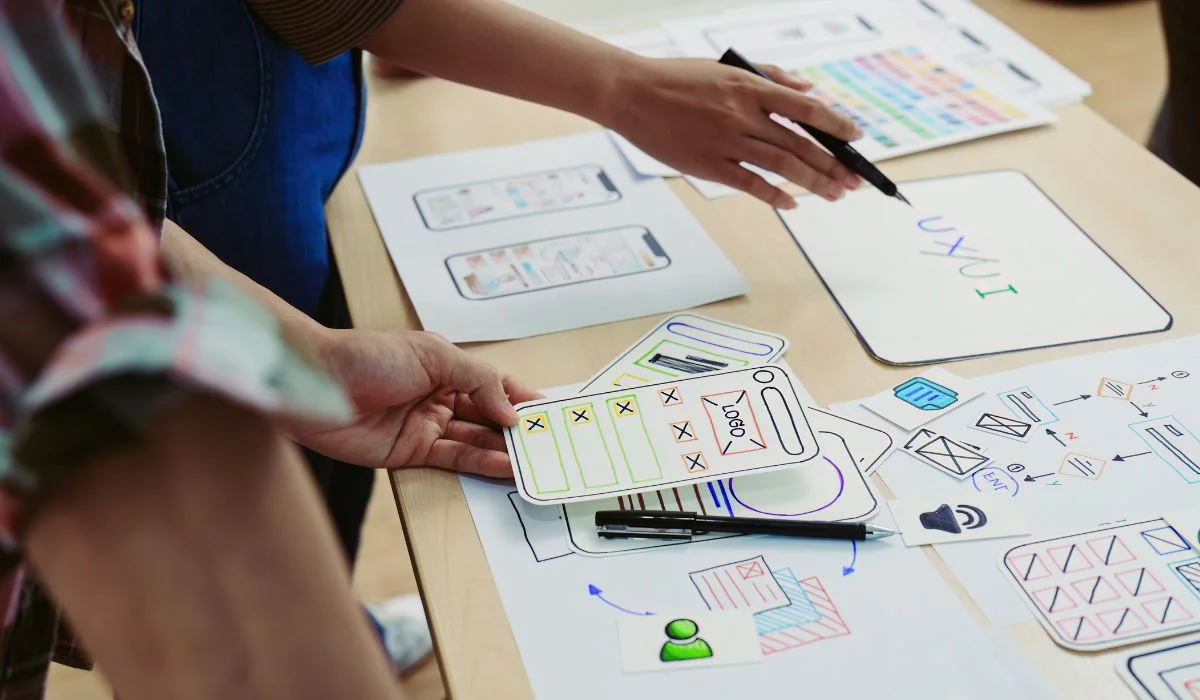 équipe graphiste travaillant sur un projet web